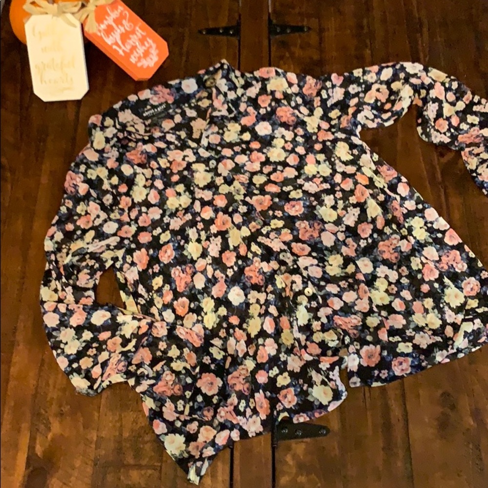 Beautiful size small blouse.